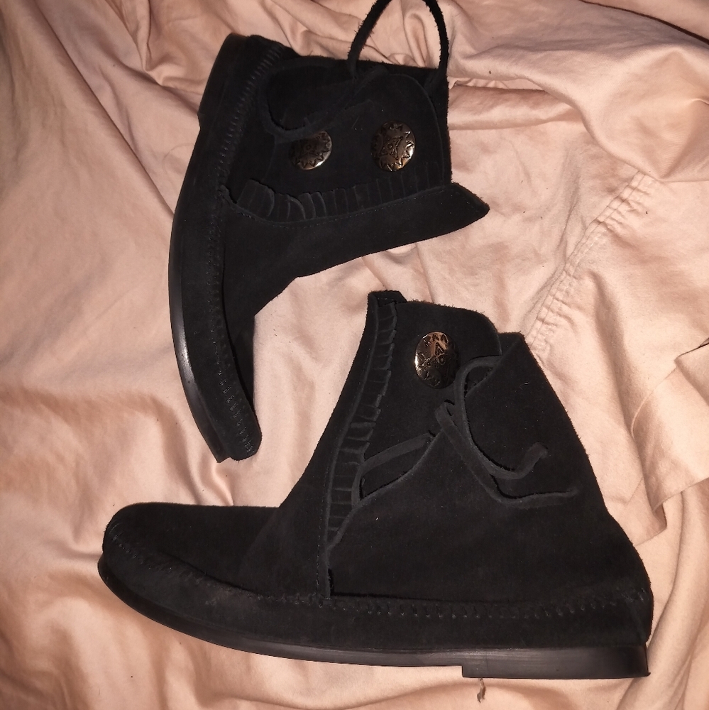 Minnetonka Black suede Button booties sz 8